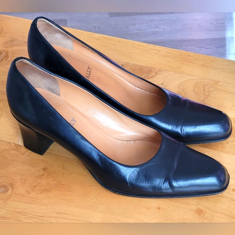 Vintage Classic Black Teuta Pumps - BALLY